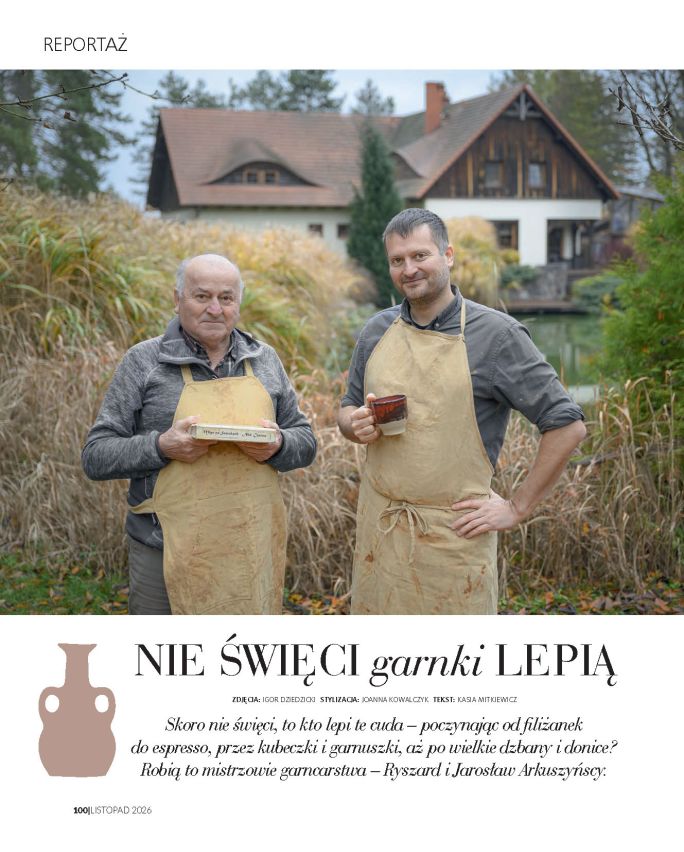 Dwaj garncarze w fartuchach stoją przed wiejskim domem, w otoczeniu jesiennego ogrodu; jeden trzyma ceramiczne naczynie, drugi kubek. Strona otwiera reportaż zatytułowany „Nie święci garnki lepią”.