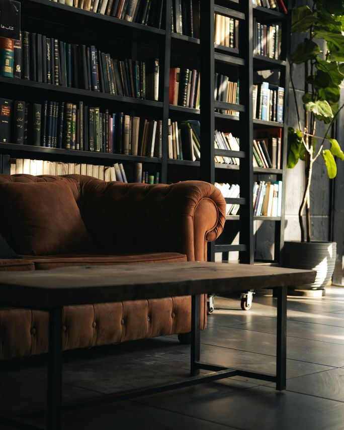sofa przy regale z książkami