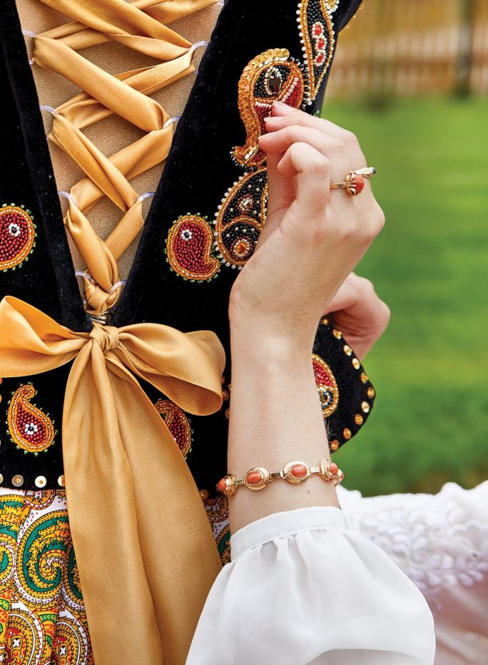 Joanna stara się, by jej stroje, chociaż haftowane bardziej zaawansowaną techniką niż typowy haft ludowy, nie zatracały tradycyjnej formy.