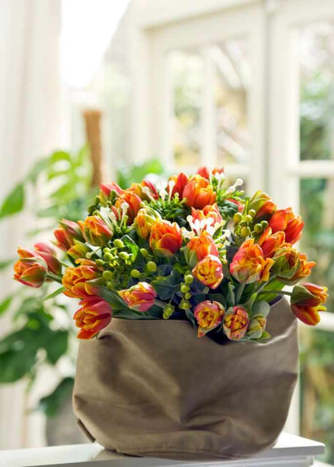 Wiosenne dekoracje – tulipany w torbie