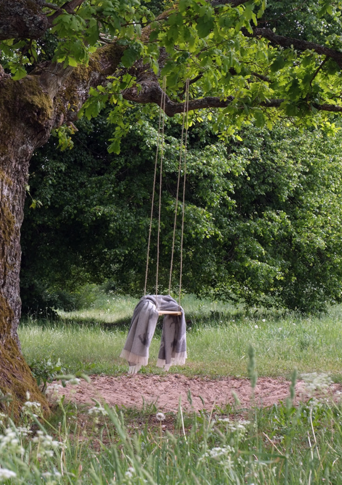 huśtawka w ogrodzie