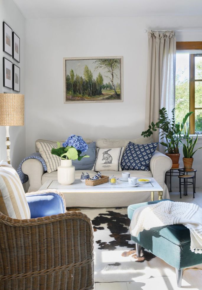 biała sofa w salonie