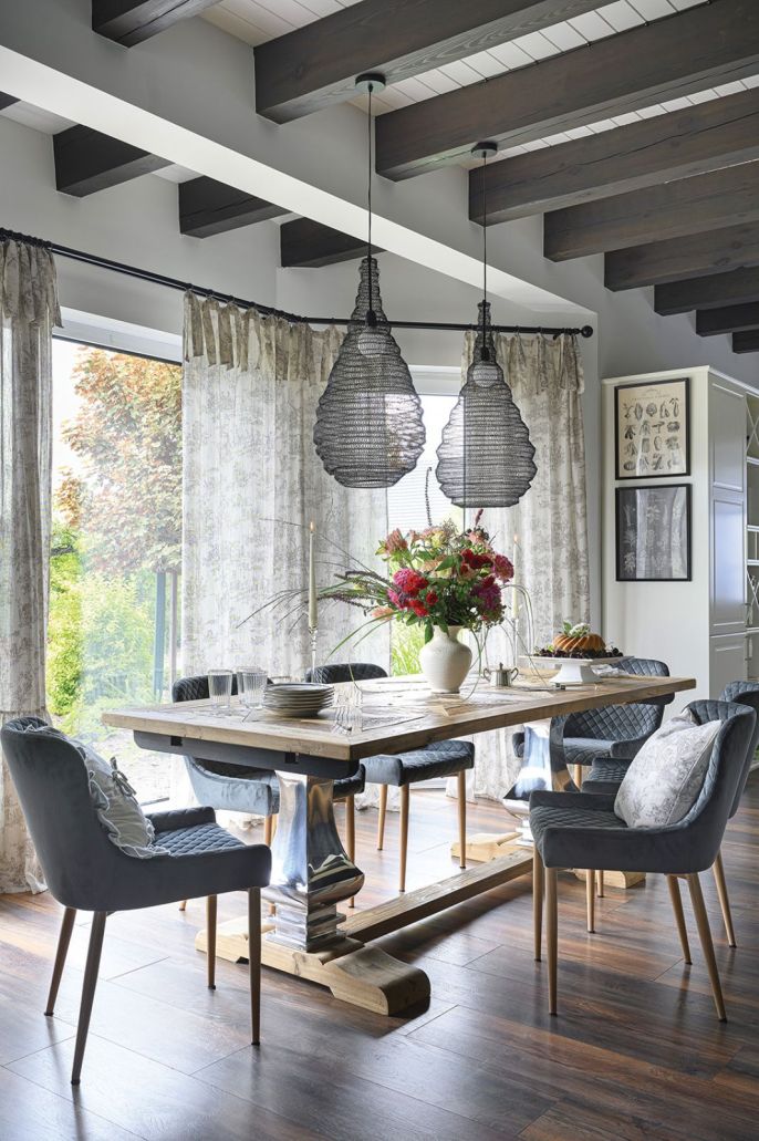 Drewniane meble, podłogi i eksponowane belki stropowe idealnie współgrają z jasnymi ścianami wnętrza, ZDJĘCIE: IGOR DZIEDZICKI, stylizacja: JOANNA KOWALCZYK