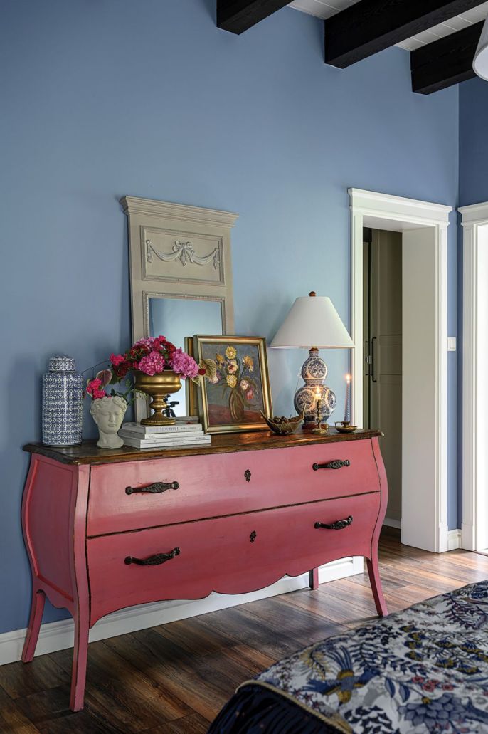 Elegancka komoda o lekko wygiętych nóżkach i mosiężnych uchwytach - idealne dopełnienie prowansalskiego salonu, ZDJĘCIE: IGOR DZIEDZICKI, stylizacja: JOANNA KOWALCZYK