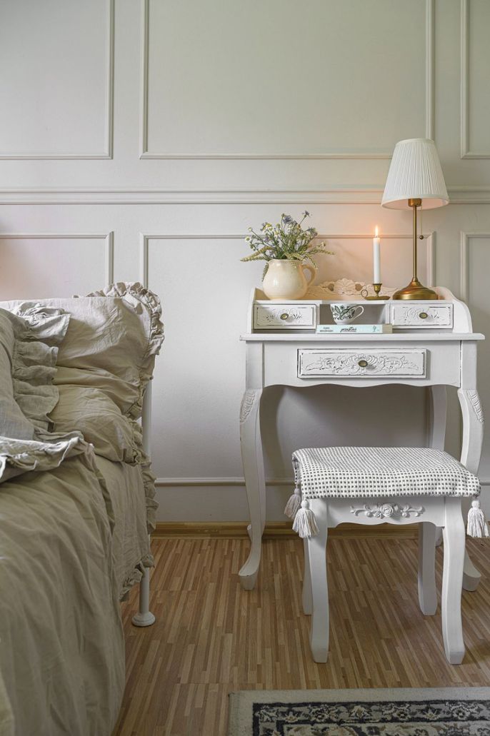 Sypialnię w klimacie południowej Francji definiuje obecność stylowych mebli oraz naturalnych tekstyliów, ZDJĘCIE: IGOR DZIEDZICKI, stylizacja: JOANNA KOWALCZYK