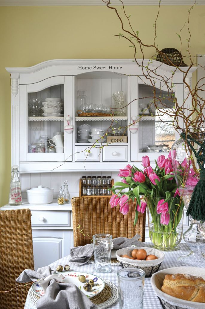 Tradycyjny, przeszklony kredens - kluczowy mebel w aranżacji jadalni, ZDJĘCIE: IGOR DZIEDZICKI, STYLIZACJA: anna salak