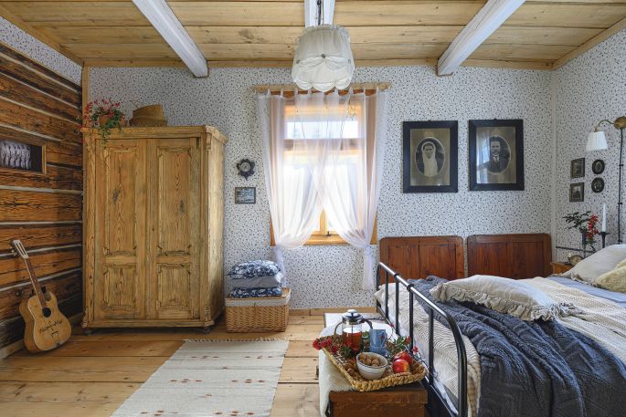 Naturalne materiały i meble w stylu vintage będą idealnie pasować do sypialni w stylu rustykalnym