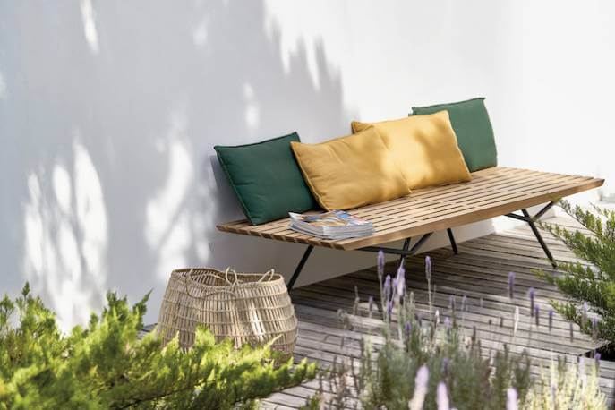 San Sofa to prosta leżanka z kolorowymi poduchami, gomodern.co.uk