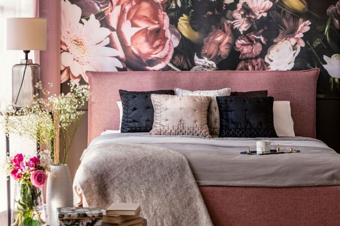 Barwne róże w pastelowej tonacji sprawdzą się w kobiecej sypialni