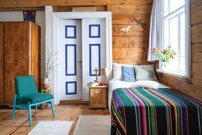 Piękne dwuskrzydłowe drzwi z niebieskim akcentem idealnie pasują do folkowego stylu wnętrza