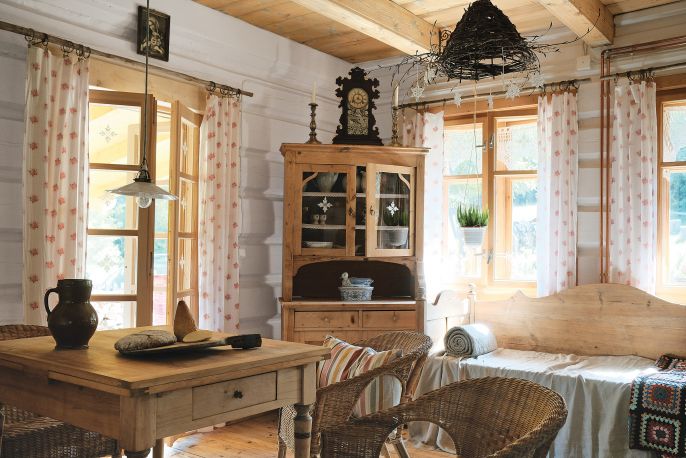 Rustykalna ława z naturalnego drewna sprawdzi się idealnie w wiejskiej kuchni