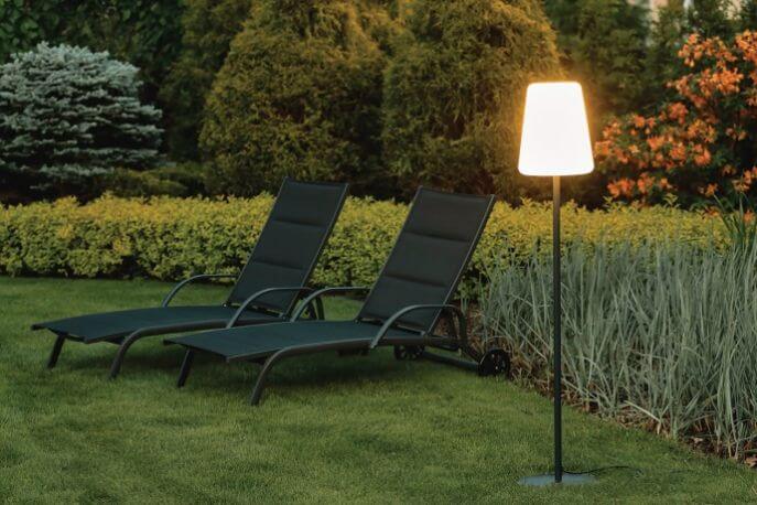 Ciekawy look lampy Patio – zrobiona na wzór klasycznej, ma biały klosz (nietłukący materiał, odporny na promienie UV) i metalową, grafitową nogę oraz 4-metrowy przewód zasilający, od 599 zł, nowodvorski.com
