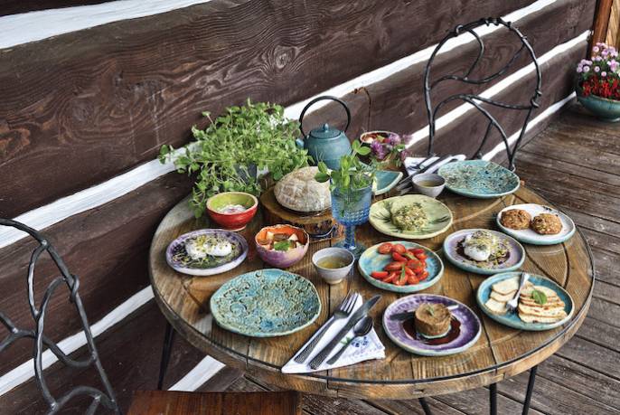 Większość ceramiki zrobił specjalnie dla Maciejewki łódzki artysta Jurek Witek. Kute krzesła, karnisze, lampy i żelazne ozdoby to dzieło lokalnych kowali z Kuźni Skarbów.