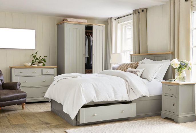 Dodatkowa przestrzeń do przechowywania pod łóżkiem jest w małej sypialni na wagę złota