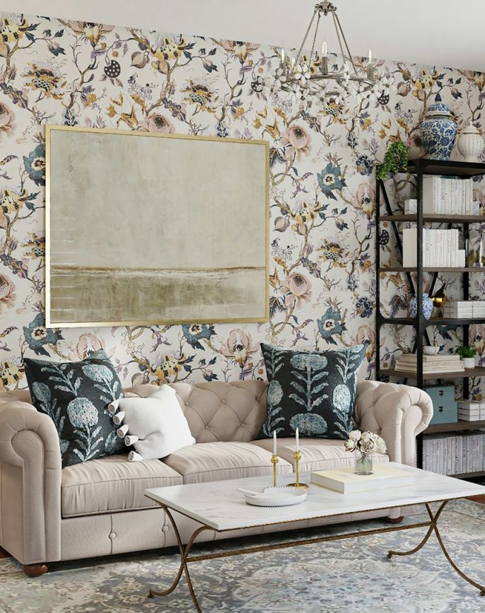 Przytulny zakątek w klimacie vintage. Tapeta we wzór botaniczny w stylu chintz, fot. spacejoy / unsplash