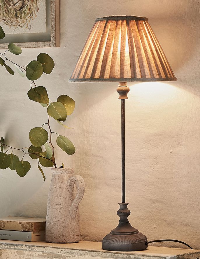 Elegancka lampa stołowa – klimatyczne oświetlenie w stylu vintage, fot. lobeton.pl