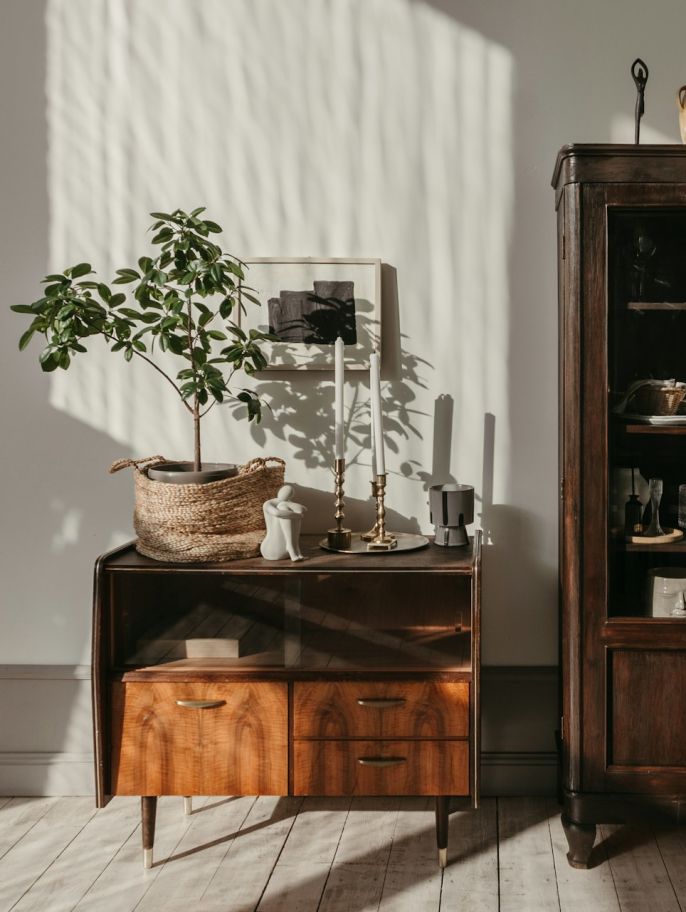 Meble z ciemnego drewna w stylu vintage, fot. polina kuzovkova / unsplash