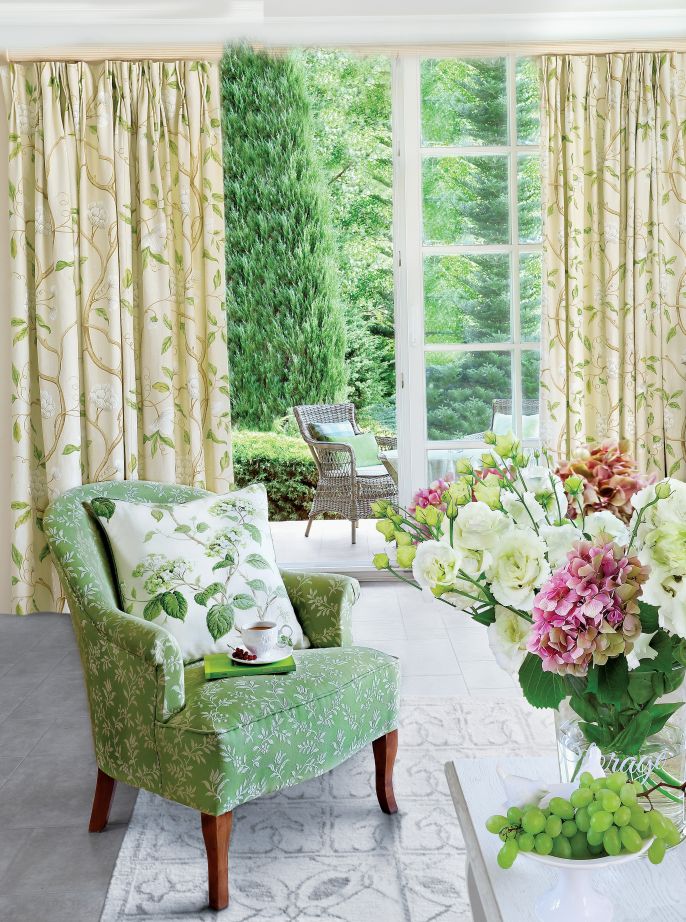 Wygodny fotel o klasycznym kształcie z elegancką tapicerką w kolorze zielonego jabłuszka