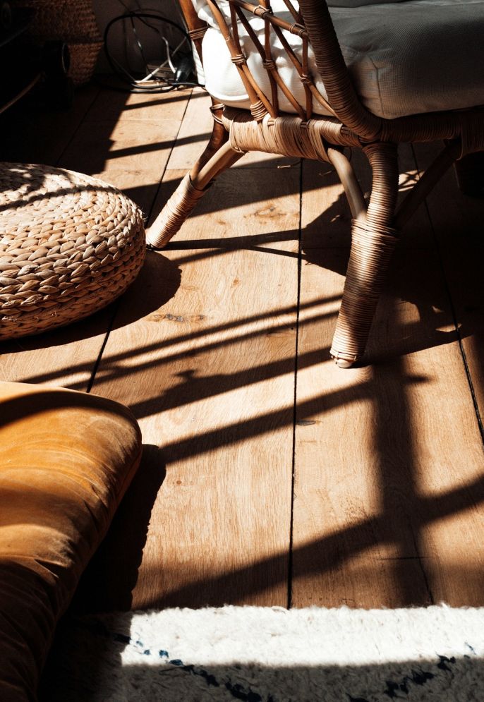 Wybierając meble na taras w stylu country, zrezygnuj z nowoczesnych, plastikowych kompletów. Znacznie lepszym wyborem będą tradycyjne plecionki oraz naturalne drewno, fot. charleen vesin / unsplash.