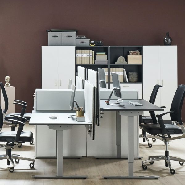 biurko elektryczne i inne nowoczesne meble w biurze