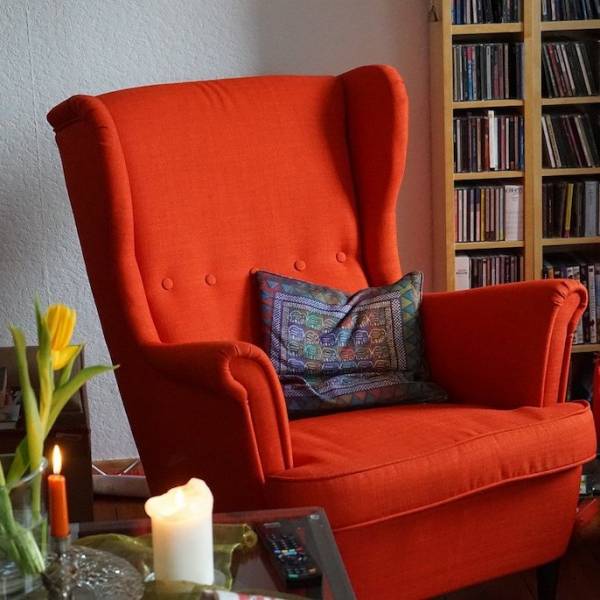 Fotel wypoczynkowy do salonu – postaw na kolor!