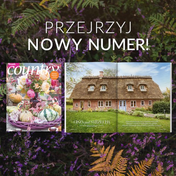 Okładka wrześniowego numeru „Weranda Country” oraz rozłożony magazyn z fotografią wiejskiego domu krytego strzechą, na tle wrzosowiska.