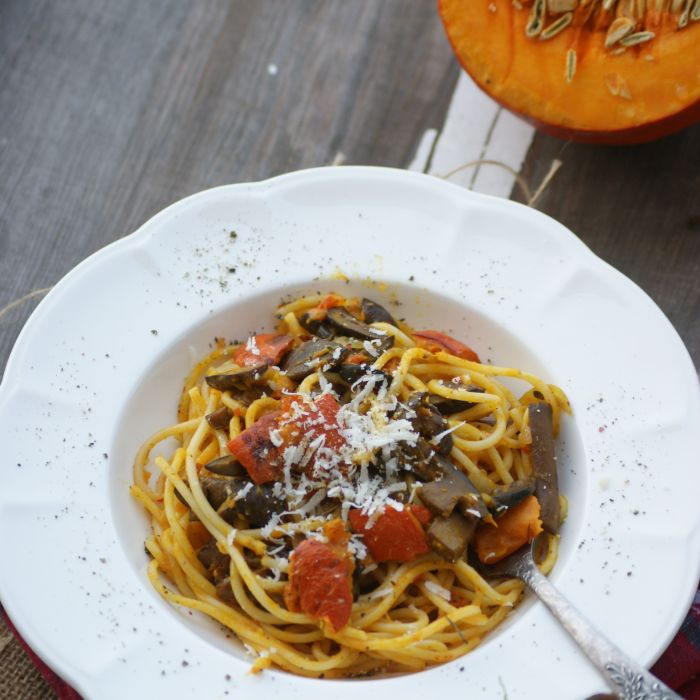 Spaghetti z grzybami i pieczoną dynią