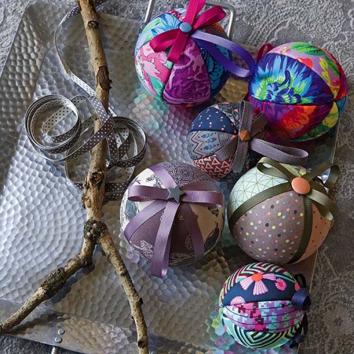 Bombka DIY z materiałów i wstążki Bombka DIY z materiałów i wstążki