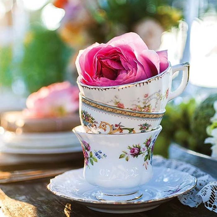 Przyjęcie w ogrodzie – dekoracje kwitnące na stołach