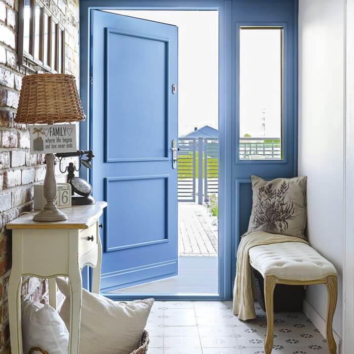 Z miłości do Skandynawii: dom z niebieskimi drzwiami