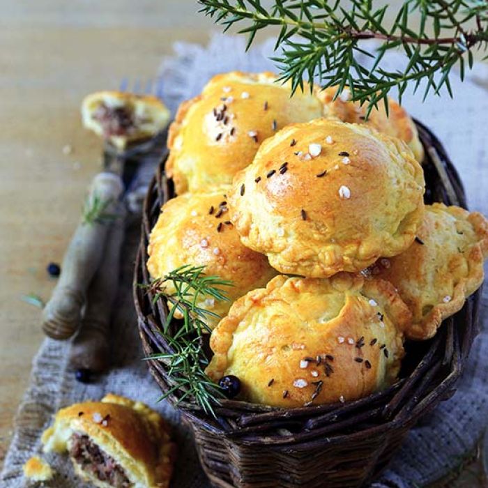 Pierogi myśliwskie z kiełbasą i grzybami Pierogi myśliwskie z kiełbasą i grzybami