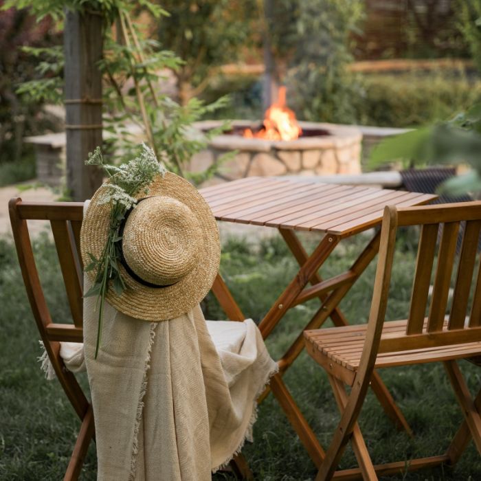 Pleciony ogrodowy leżak i stolik