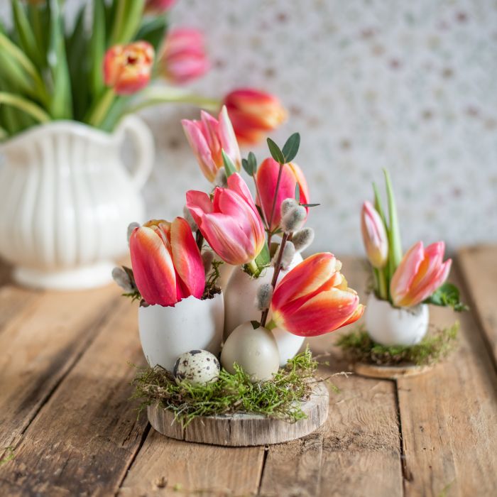 Wiosenne dekoracje z tulipanów i skorupek jaj
