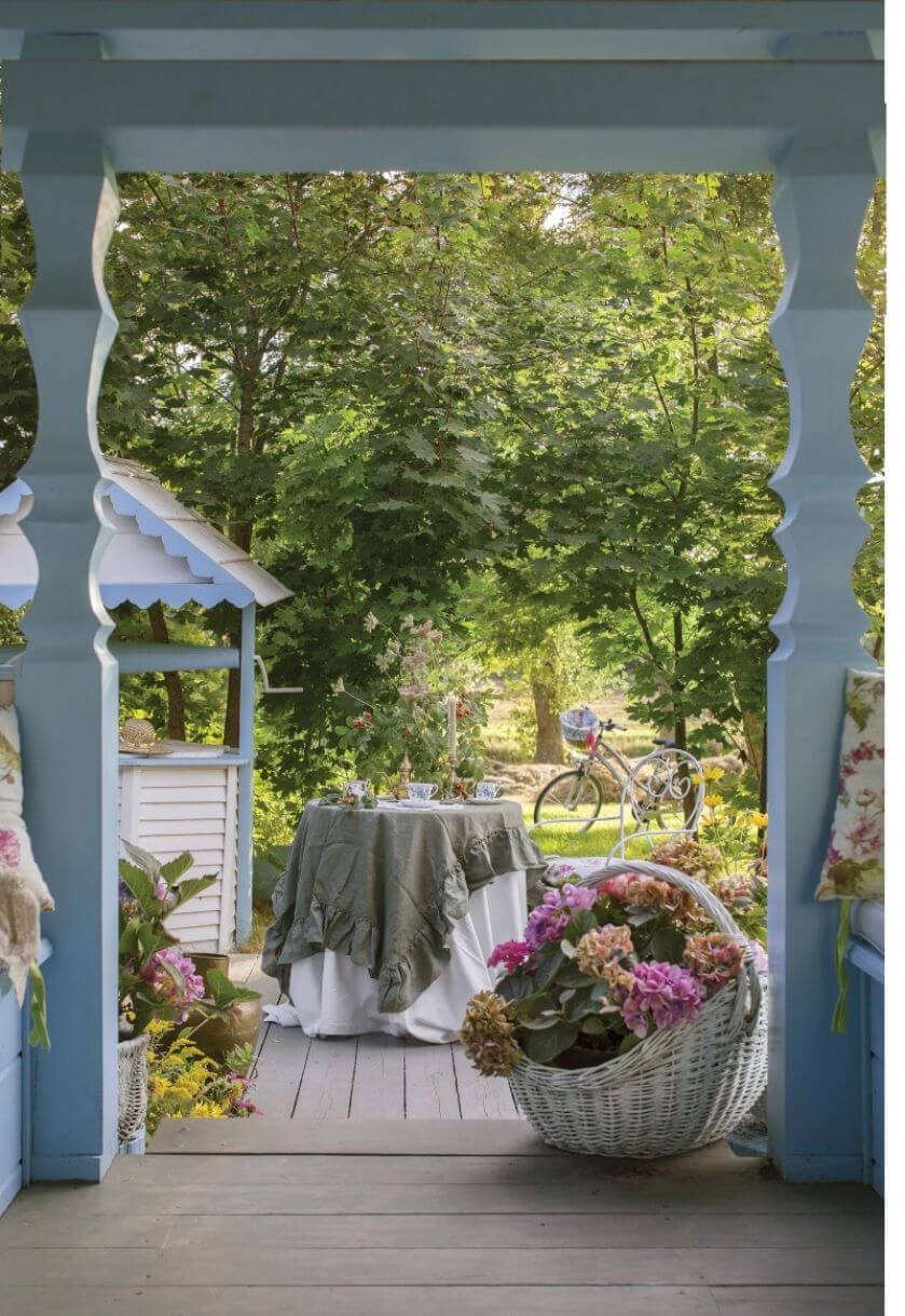 Podlaska chata w pastelach widok z werandy