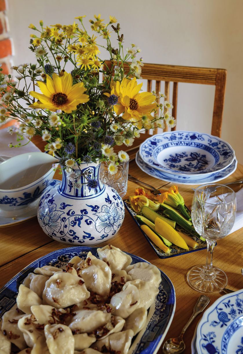 porcelana z niebieskimi wzorami