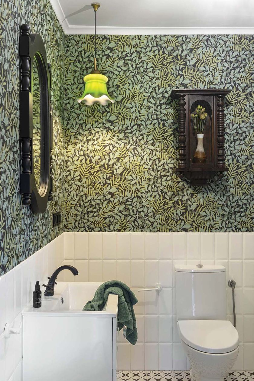 zielona tapeta w łazience