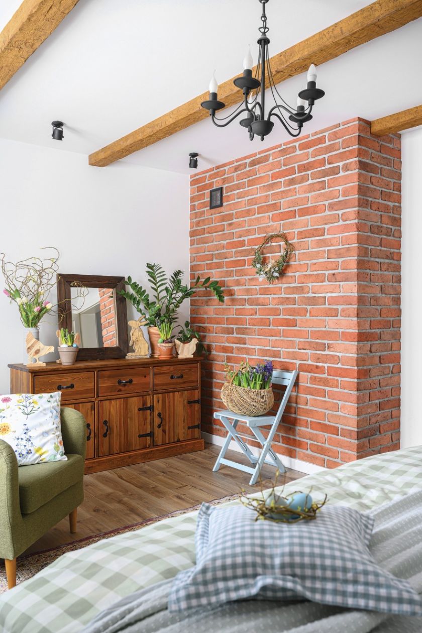 Dom pełen wielkanocnych dekoracji DIY ceglana ściana