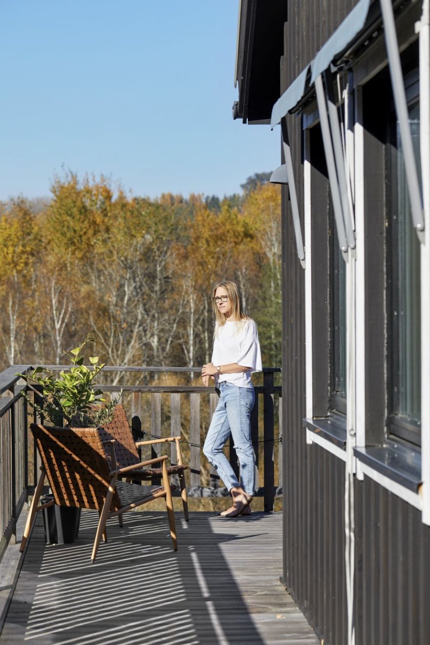dom skandynawski salon i schody taras