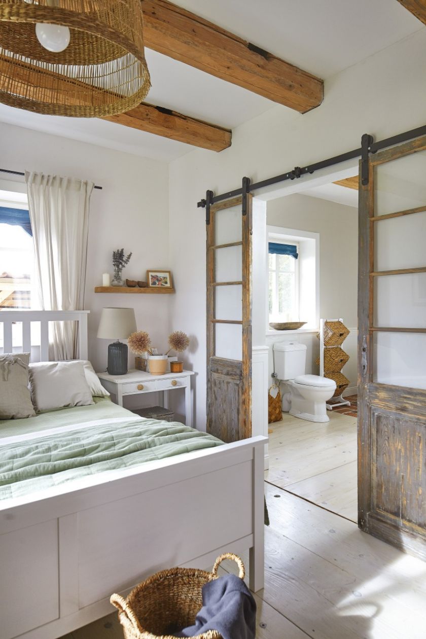 dom z bali w stylu farmhouse sypialnia