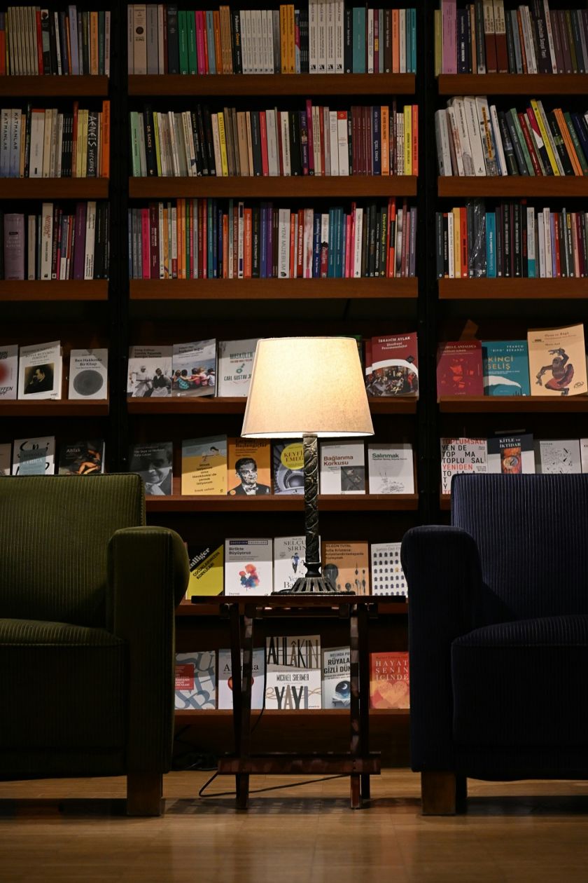 domowa biblioteka z fotelami