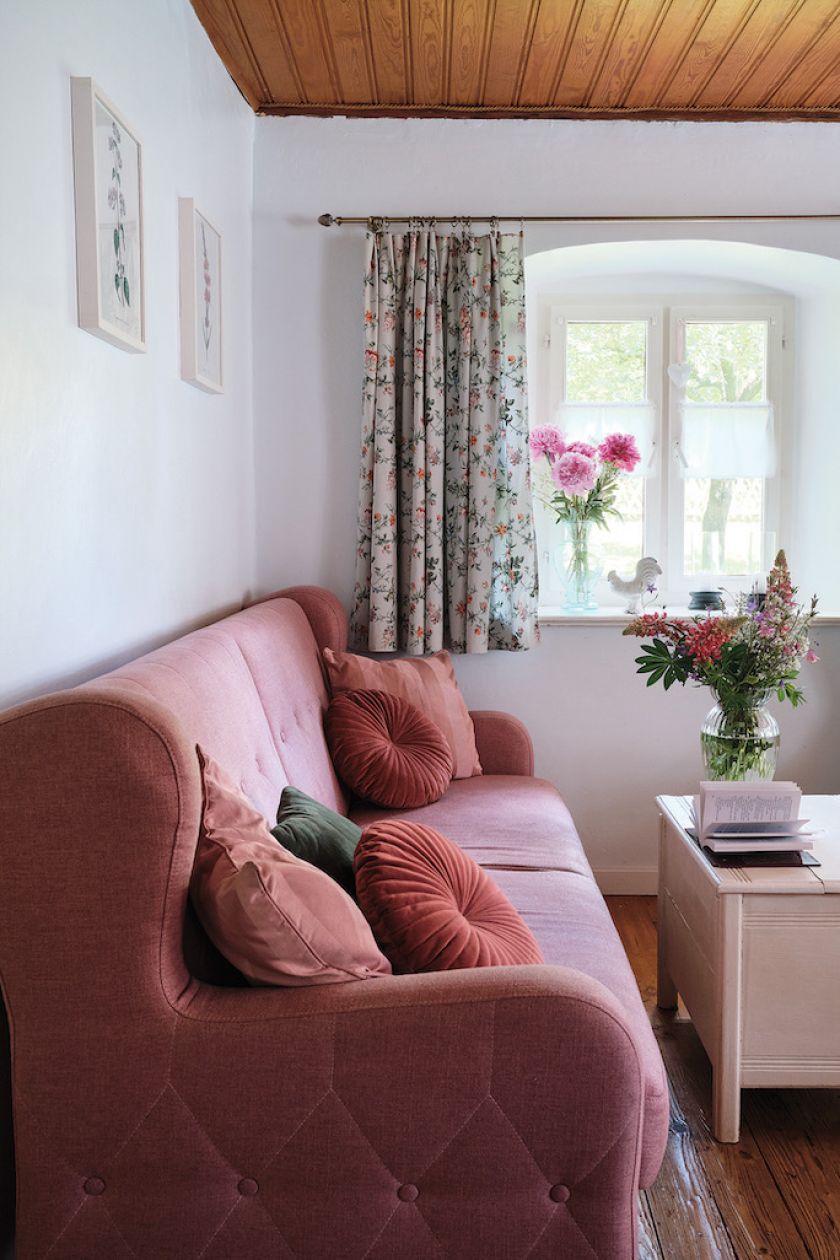 różowa sofa