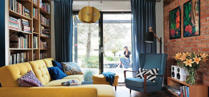 żółta sofa w salonie