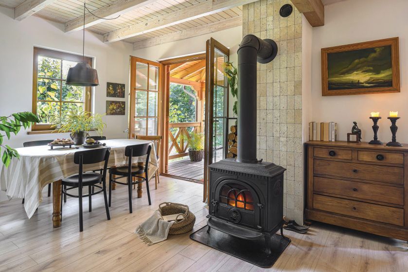 drewniany dom pod miastem