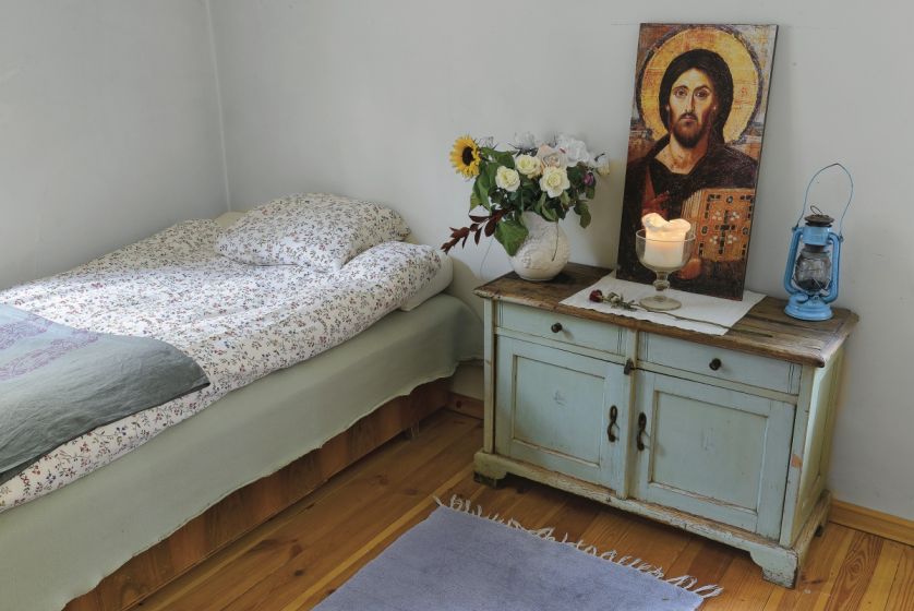 sypialnia w stylu rustykalnym