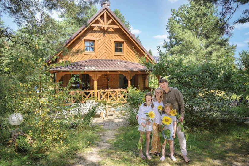 drewniany dom pod miastem