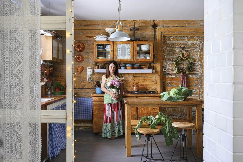 stary drewniany dom w stylu rustykalnym