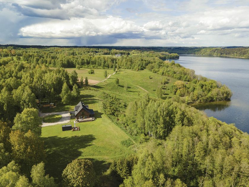 drewniane siedlisko nad jeziorem