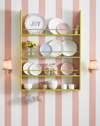 Klasyczne różowe pasy świetnie wyglądają z żółtą półką i ceramiką, fot. dunelm.com Klasyczne różowe pasy świetnie wyglądają z żółtą półką i ceramiką