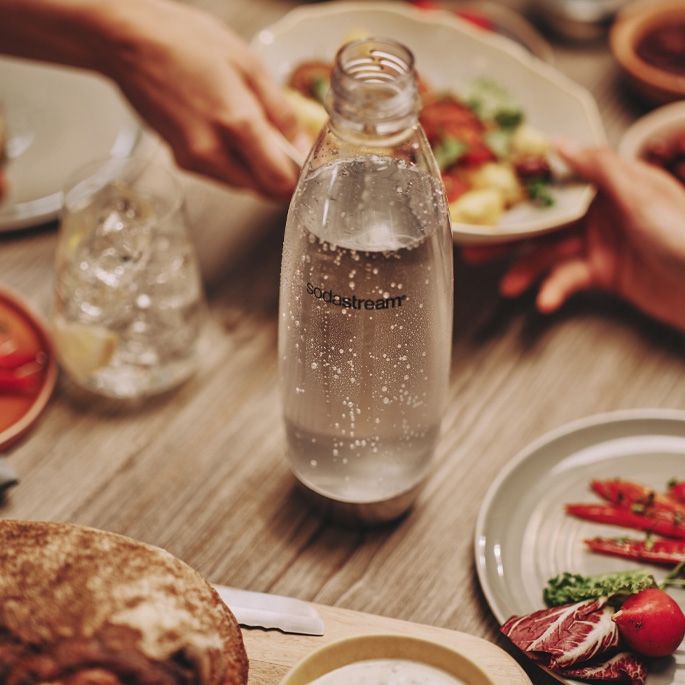 stół z jedzeniem i butelką sodastream stół z jedzeniem i butelką sodastream