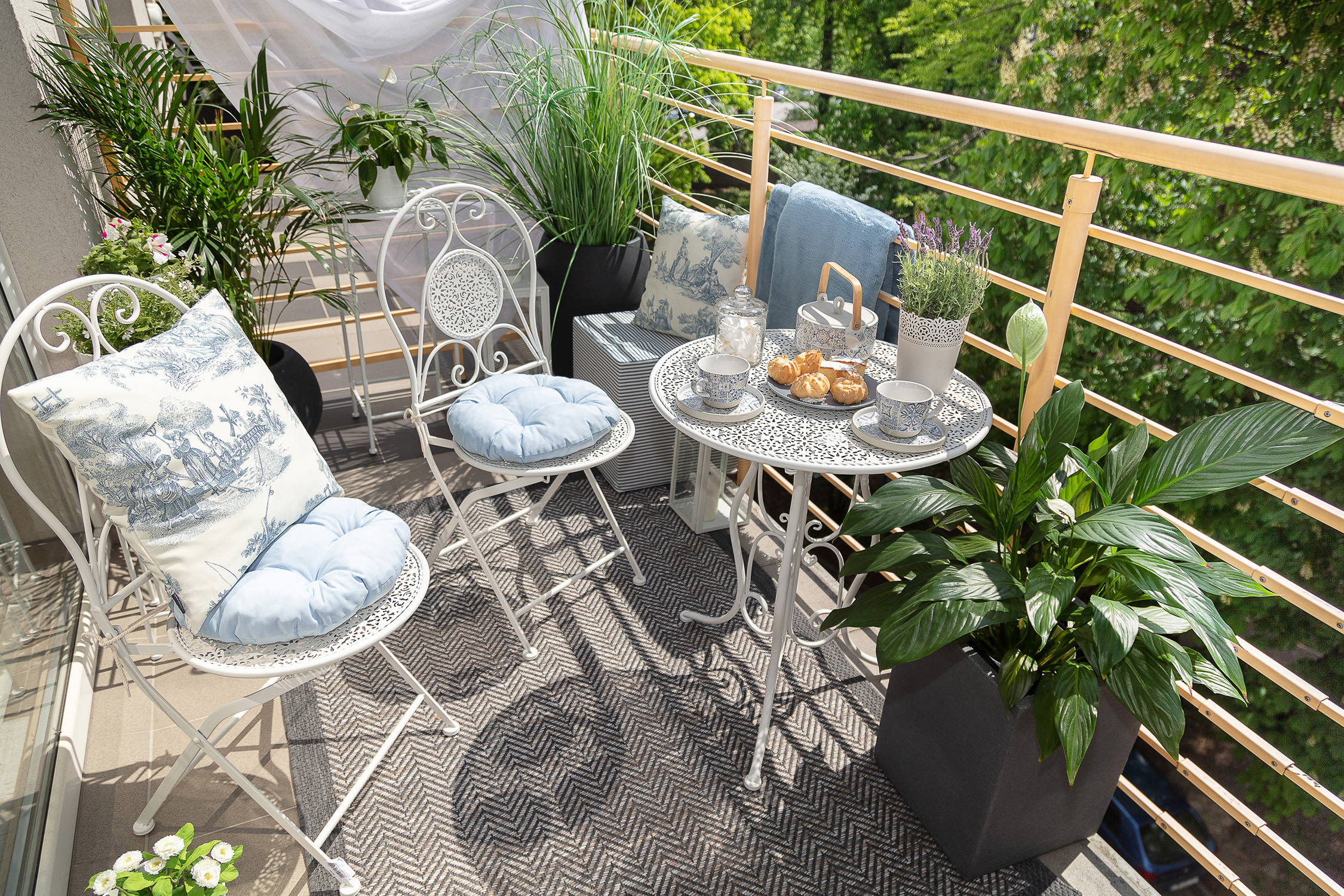 Jak urządzić mały balkon w bloku? Ciekawe inspiracje i aranżacje ...